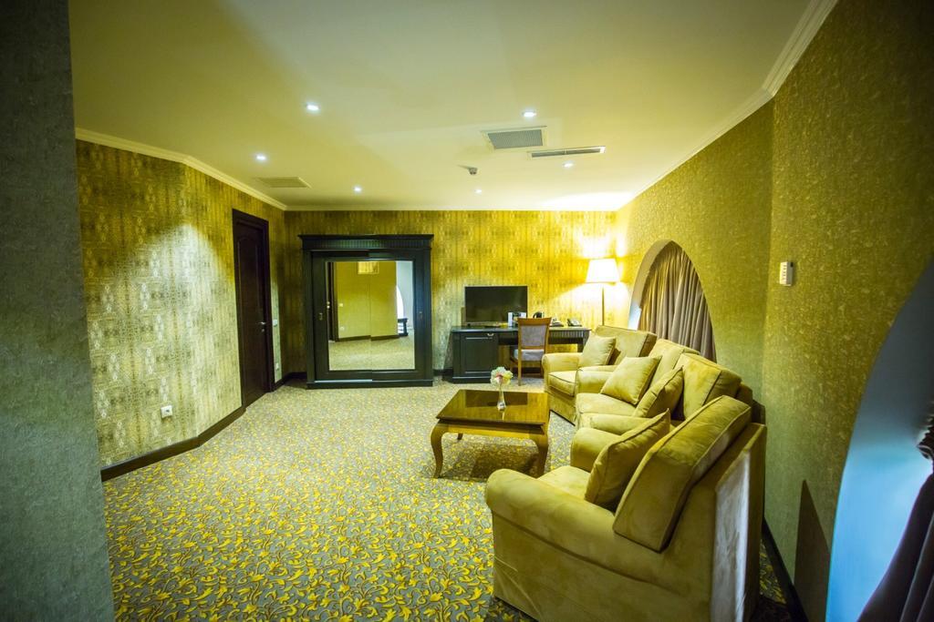 Colosseum Marina Hotel Batumi Værelse billede